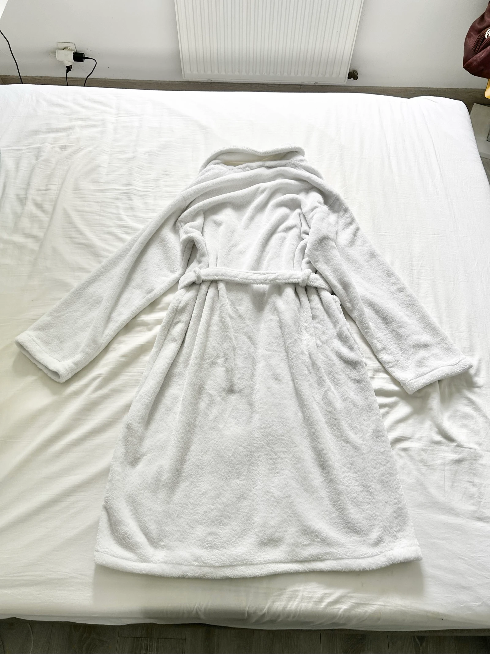 Roupão branco liso de pelúcia com cinto de amarrar – photo 13